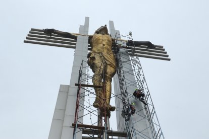 El personal que realiza el trabajo asciende con agilidad sobre los rieles de metal que sirven de escaleras.