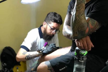 Los tatuadores  dicen que para tener una buena técnica necesitas por lo menos cinco años de práctica.