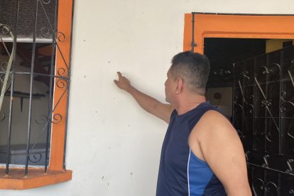 La fachada de la casa de Briones fue el lugar de impacto del perdigón que también rozó su nariz.