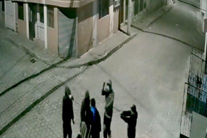 Los sospechosos apuntan a sus víctimas con armas de fuego y cuchillos.