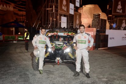 Ricardo Torlaschi (i) y Sebastián Guayasamín dan pelea en el rally Dakar.