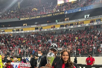 Aníbal Chalá celebró el trofeo con su esposa Isabela y su hija Oana.