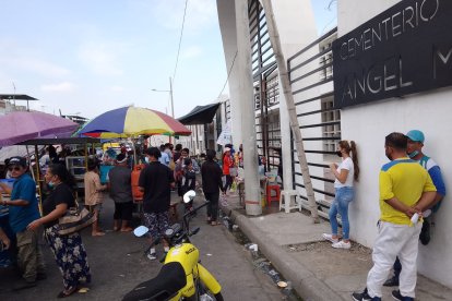 Las ventas ambulantes afuera del camposanto, no tienen ningún control sanitario ni de ocupación de la vía pública.