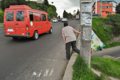 Habitantes sortean los carros y escapan de ser arrollados.