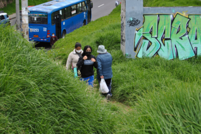 Muchos han hecho un camino por un costado de la vía para cruzar, pero es peligroso.