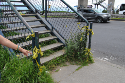 La cinta de seguridad que evitaba que gente accediera al puente está rota.