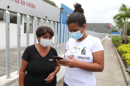 La madre y la esposa de la víctima acudieron a la morgue para realizar los trámites legales.