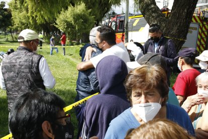 Familiares esperaron por horas para poder confirmar el deceso.