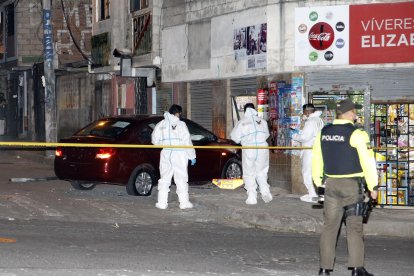 Unidades de Criminalística y Dinased buscaban indicios en el vehículo.