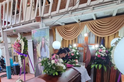 Los restos de Génesis Jessenia fueron velados en la casa de su progenitora.