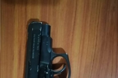 Esta pistola tenía guardada dentro de una mochila.