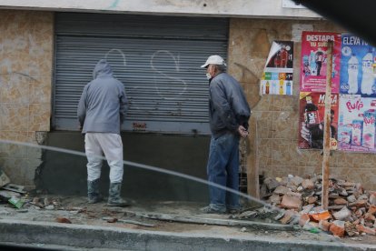 El local en el que se chocó el carro de las víctimas fue reparado por su dueño, quien teme por la inseguridad.