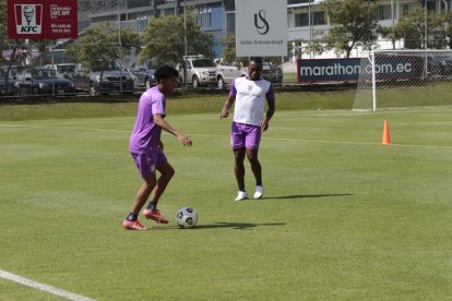 Pedro Pablo Perlaza (d) es uno de los cuatro refuerzos que sumaron los rayados. El DT Renato Paiva tiene confianza en recuperarlo.