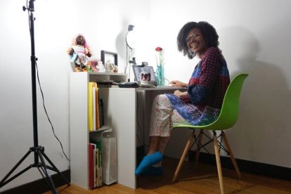 Paola Cabezas adaptó un escritorio en su casa para teletrabajar. Hasta aro de luz tiene.