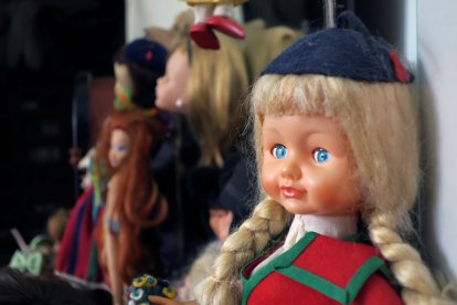 Muñecas en una de las salas del museo del Hospital de Muñecas de Lisboa (Portugal) el 2 de diciembre de 2021. El Hospital de Muñecas de Lisboa lleva casi dos siglos curando a pacientes especiales que pasan por la sala de espera y el quirófano con la idea de mantener intacto el sentimiento y el cariño que les profesan sus dueños. 