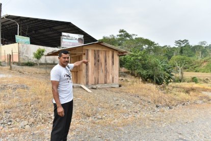 Uno de los moradores muestra la zona donde hallaron a los cuerpos.