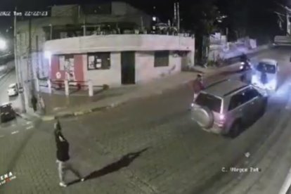 Una cámara registró el momento en el que los individuos hacían disparos al aire.