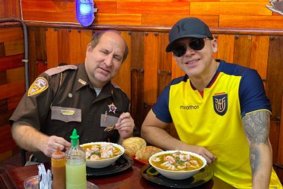 El sábado, Gerardo Mejía llevó a Pancake a disfrutar de algunas comidas típicas dl Ecuador.