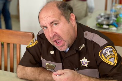 Ahora sí, se vino el caldo de salchicha. Aunque raro por su color, le gustó.