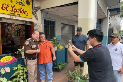A su paso por Guayaquil, muchos lo reconocieron y le pedían fotografiarse con ellos.4