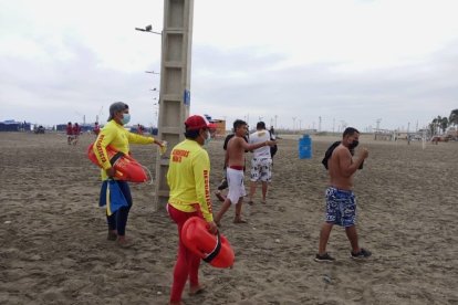 Los salvavidas desalojaron a los bañistas de la playa El Muerciélago, en Manta.