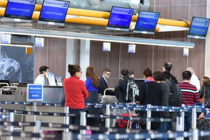 Solo podrá ingresar un acompañante para recibir o despedir a los viajeros.