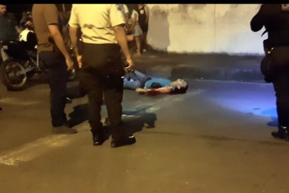Una persona quedó tendida en el piso tras el ataque. Agonizó frente a los curiosos.
