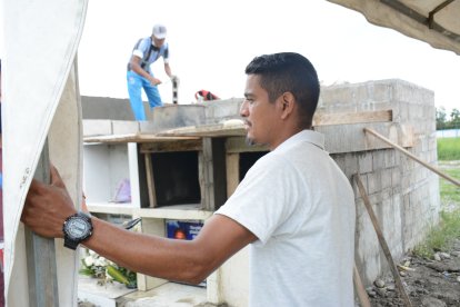 Cristian Zambrano fue a fundir el nicho para su hijastro asesinado en la matanza.