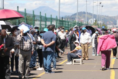 Filas largas para la vacunación en el parque Bicentenario.