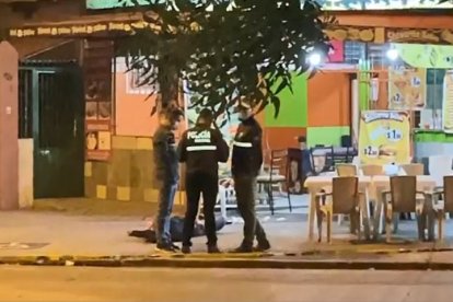 Uno de los asaltantes fue baleado por el servidor policial.
