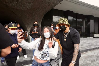 Las fans de Lunay llegaron a un hotel de Quito para recibirlo  con regalos.