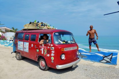 La 'combi' Bazán recorre las playas de la provincia de Santa Elena y es un clásico de Salinas.
