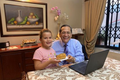 A Luis Almeida le gustan las golosinas que le comparte su nieta Luisana.