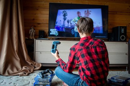 La violencia de los videojuegos pueden hacer a su hijo una persona insensible y poco empática.