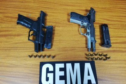 Los detenidos cargaban consigo dos pistolas.