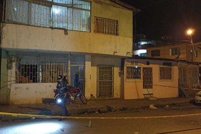 Una víctima se salvó de morir cuando estaba afuera de su casa.