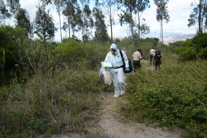 Agentes de Criminalística recopilaron los indicios en el lugar del crimen.