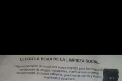 A más de un listado, este panfleto circula y se advierte a la gente que no salga a las 22:00.