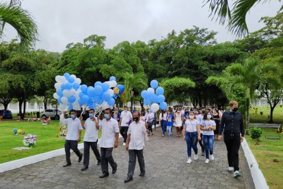 Familiares, amigos y gente desconocida se sumó al evento fúnebre. Muchos entraron al cementerio con globos blancos y celestes.