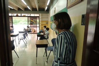 En ambientes ventilados y separados, los estudiantes tomaban sus clases.