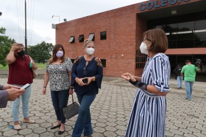 Padres de familia se hicieron presentes en el plantel al conocer la medida municipal.