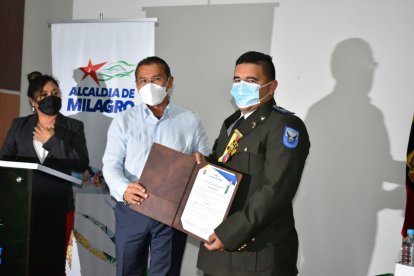 El alcalde de Milagro, Francisco Asán, cuando hacía el reconocimiento al valeroso policía que capturó al delincuente.