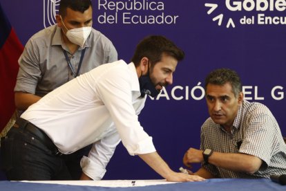 El viceministro del Interior, Max Campos, en plena reunión de trabajo con el gobernador Pablo Arosemena.