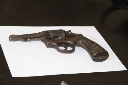 Entre las evidencias había un arma de fuego