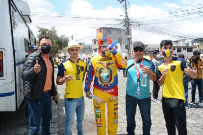 Manuel Murillo (c) y su singular pinta para apoyar a la selección. Llegó desde Guayaquil con un grupo de 50 aficionados.