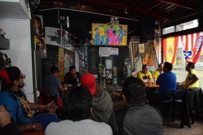Los aficionados se dieron cita en los bares de la plaza Foch para seguir el juego entre Ecuador y Brasil.
