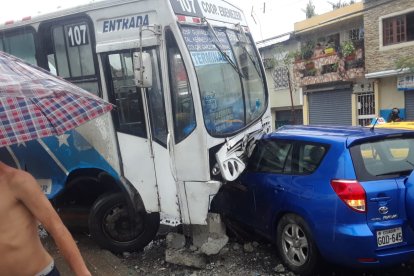 Al parecer el micro perdió pista y se fue encima del carro.