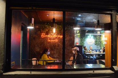 José Pérez, dueño de Michelovers, dice que en su negocio “el más guapo paga la cuenta”.