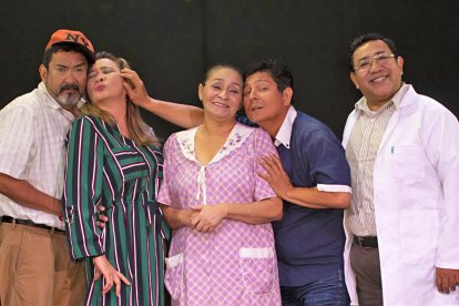 Amparo con parte del elenco de ‘Mis adorables entenados’.