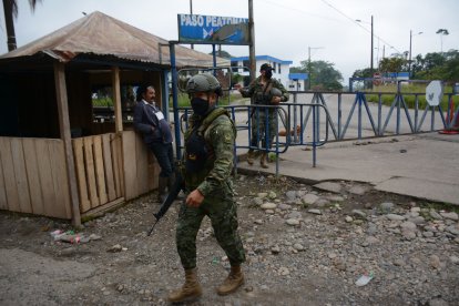 En la imagen, el control que hay en General Farfán, Sucumbíos, a cargo de militares y policías.